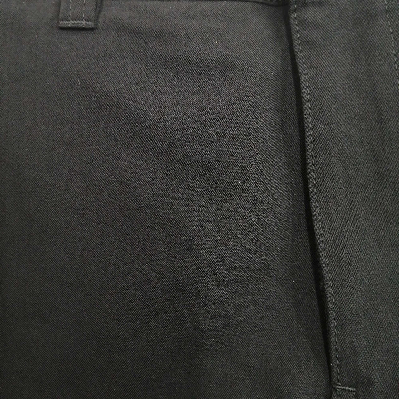 チャック付近右足に小さな傷