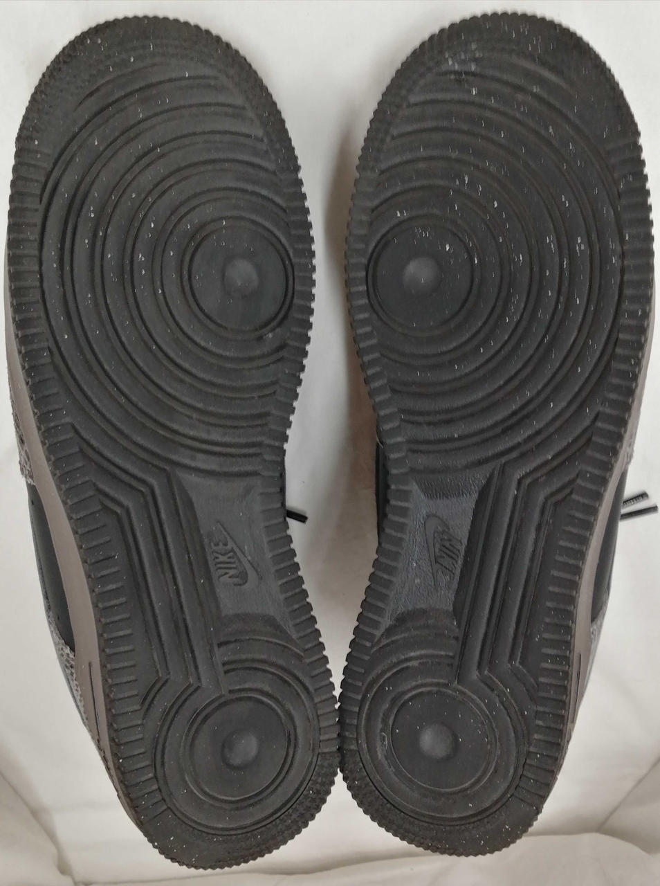 若干つま先、踵が擦れています。