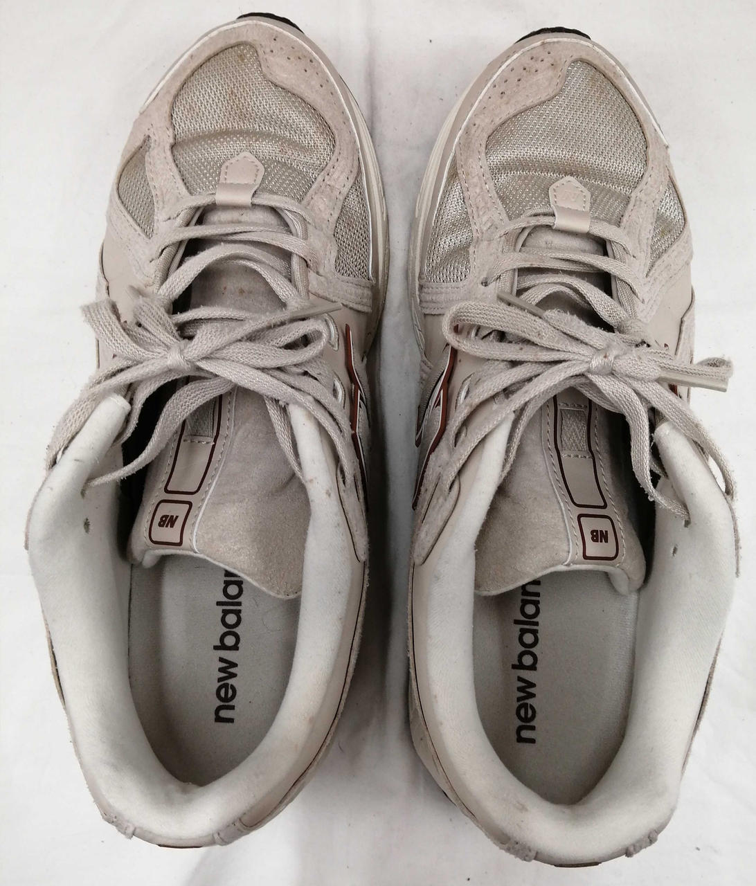 全体的に茶色のシミあり