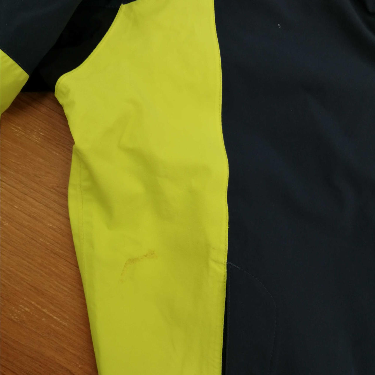 右腹部汚れあり