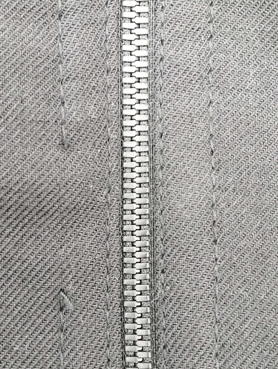 チャック右側縫い目ほつれ有り