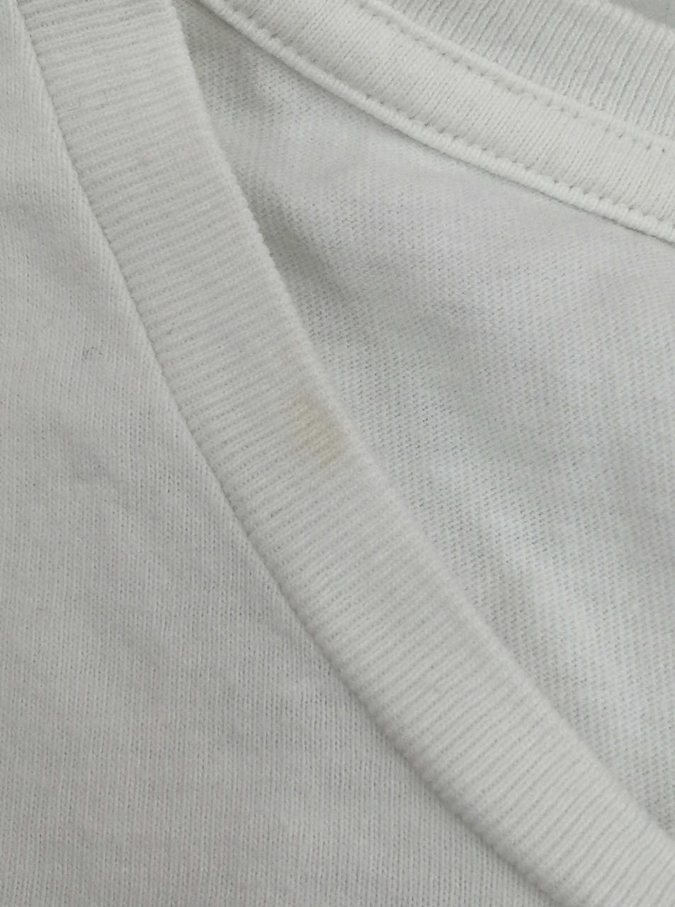 首元にシミあり