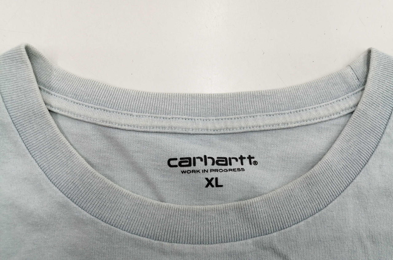 首元色褪せあり