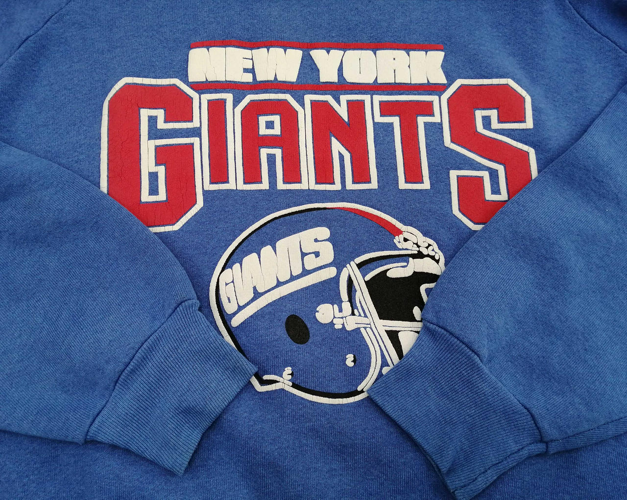 ロゴにひび割れあり