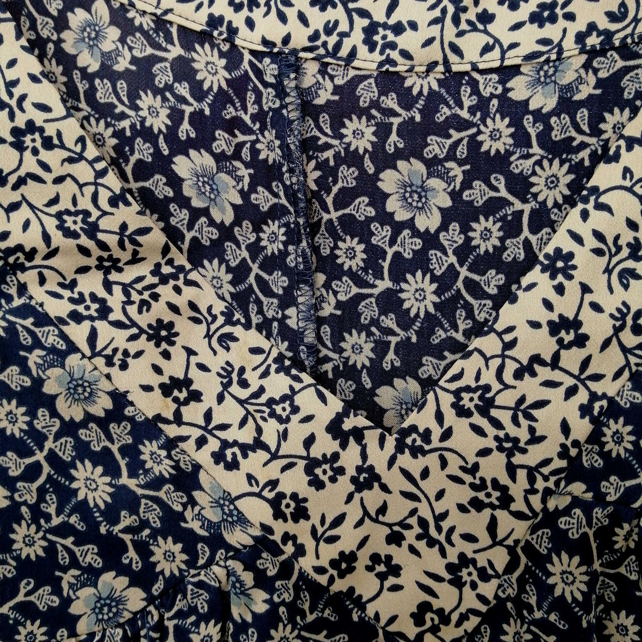 白いVネックシミがあります。