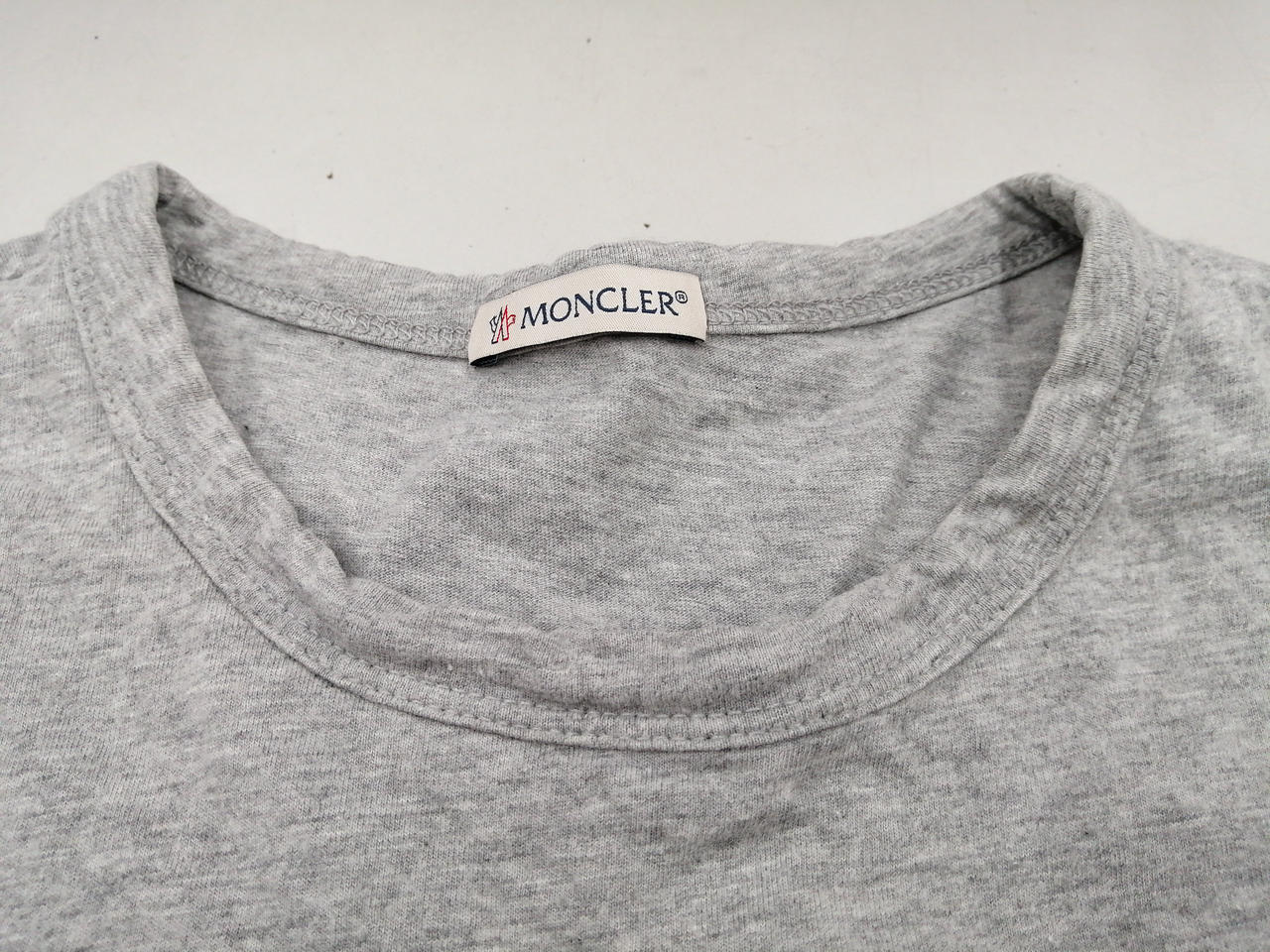 わずかに襟よれ