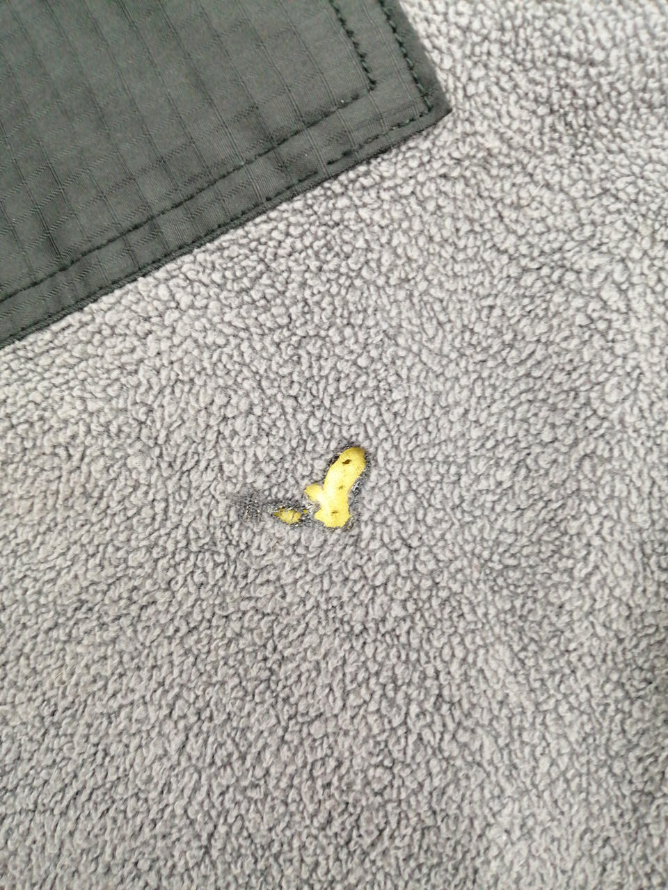 右袖に穴開きあり