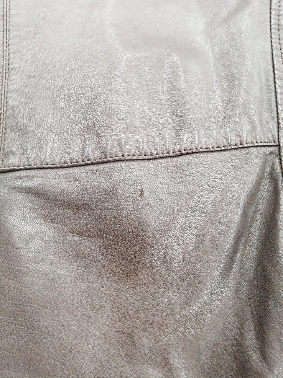 背面右腰辺り、キズあり