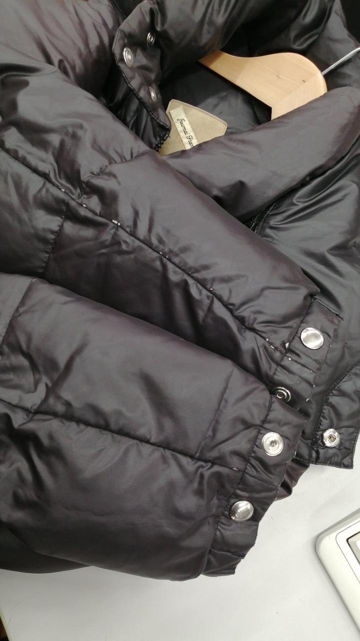 袖接ぎ目小さい破れあり