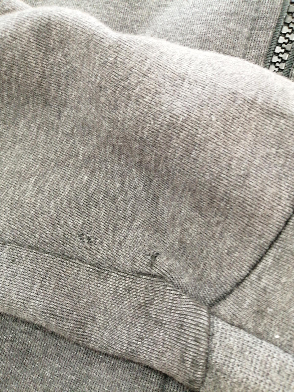 袖に穴があります。