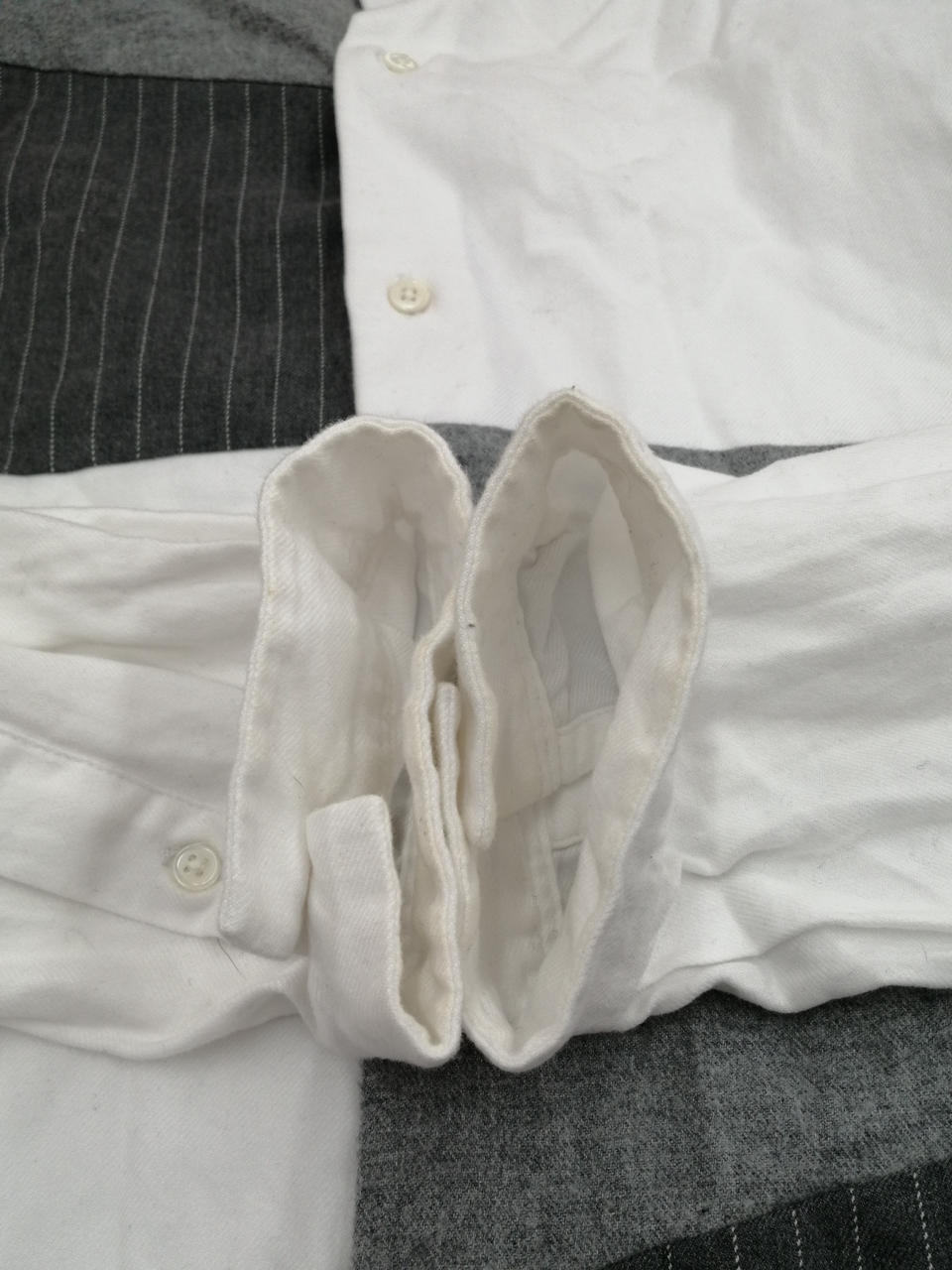袖口汚れあり