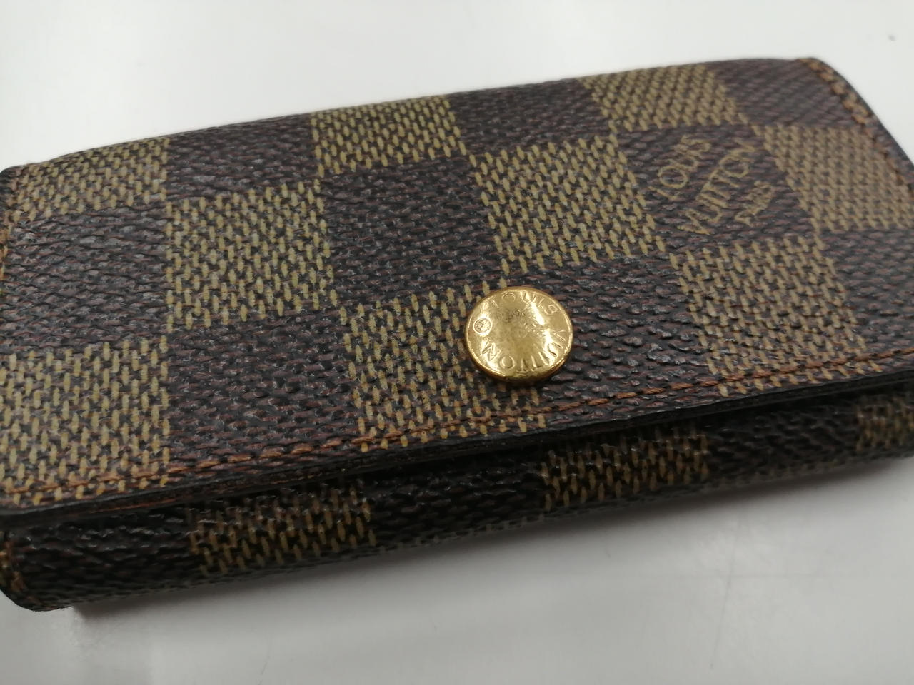 変色、ボタン傷