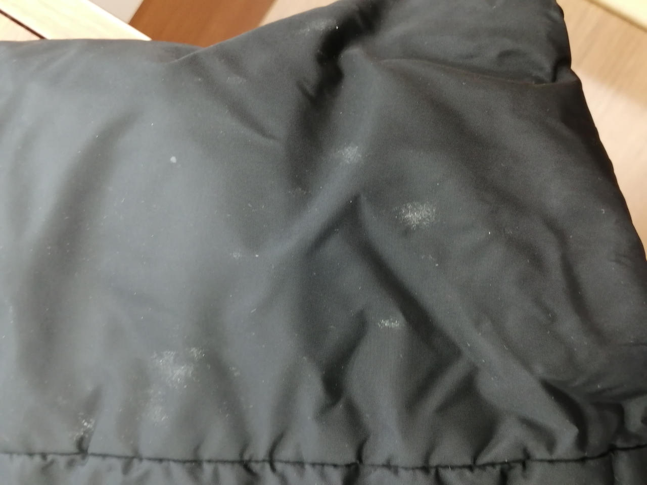 裾近くに汚れあり