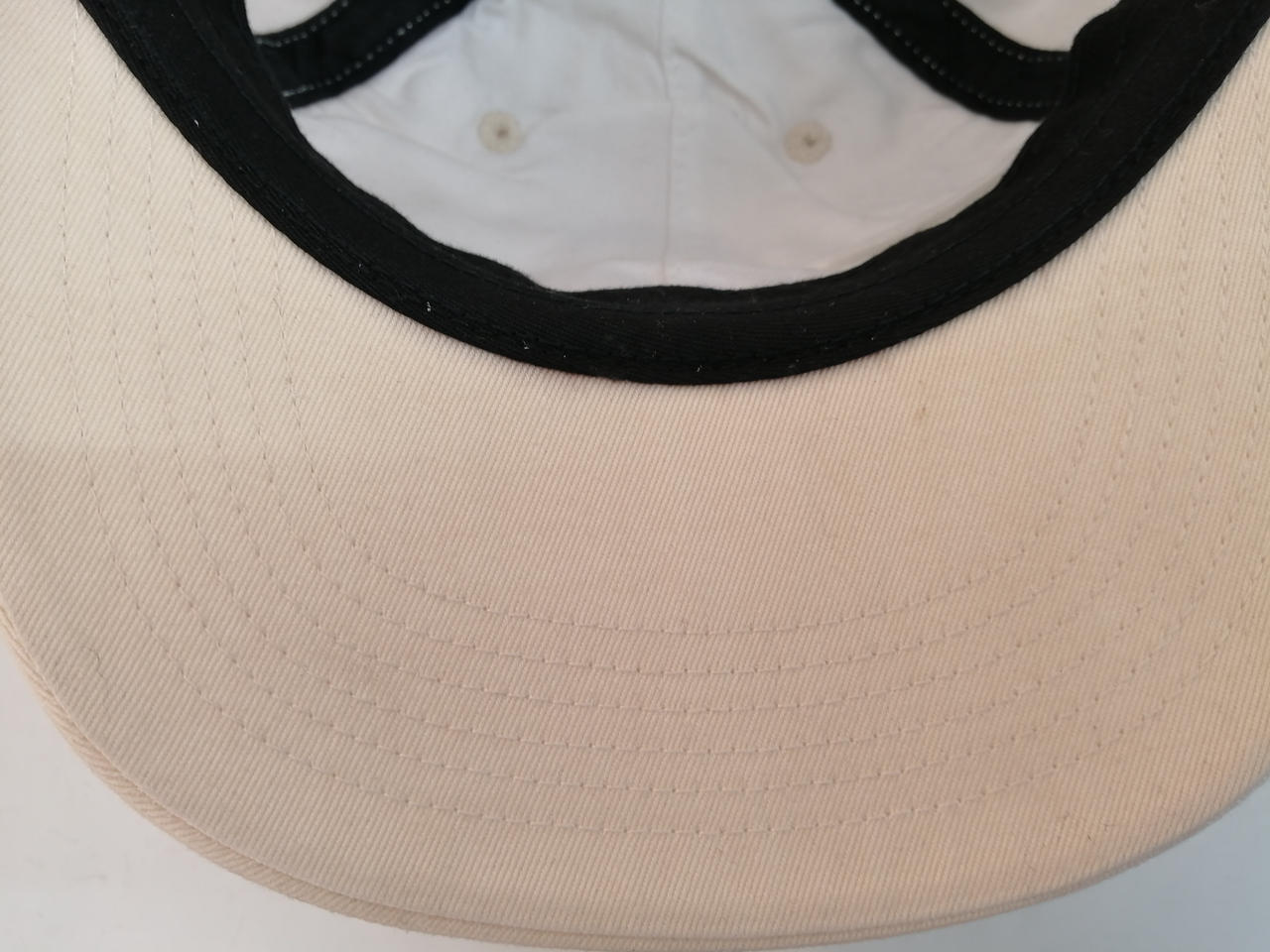 微かに数か所汚れあり