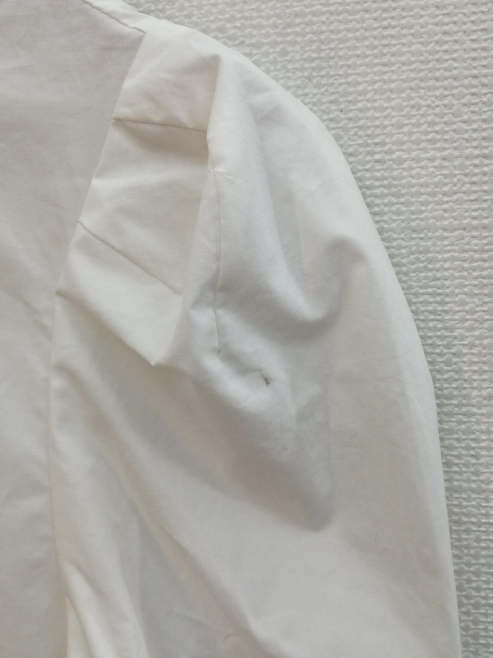 右肩に汚れがあります。