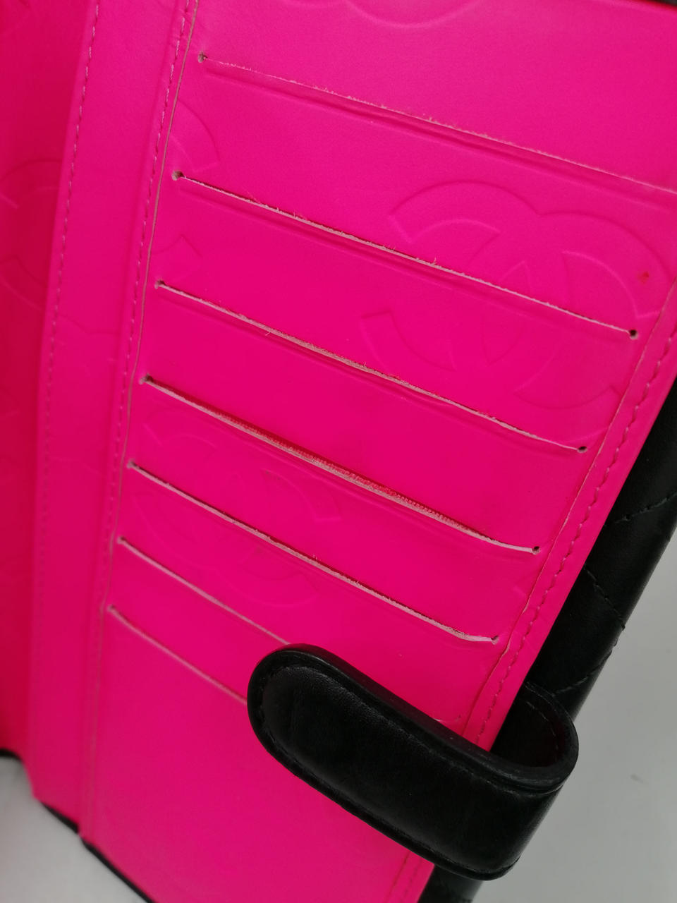 擦れで多少黒っぽく汚れています