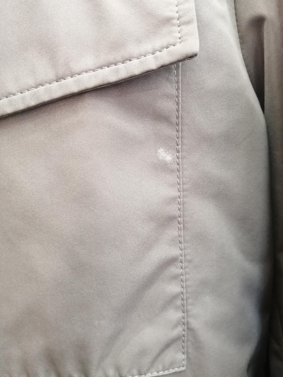 ポケット辺りに汚れあり