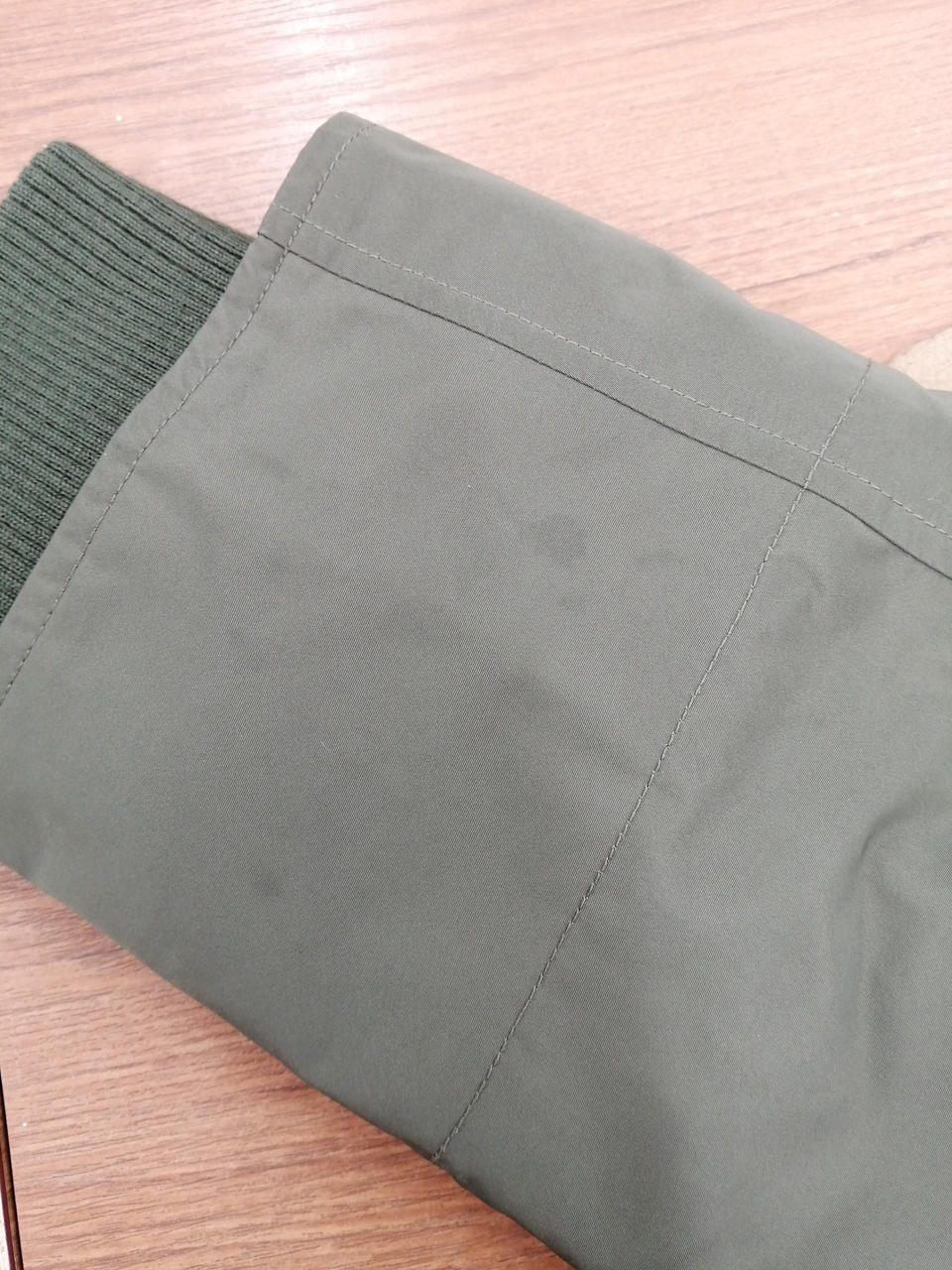 袖口に汚れあり