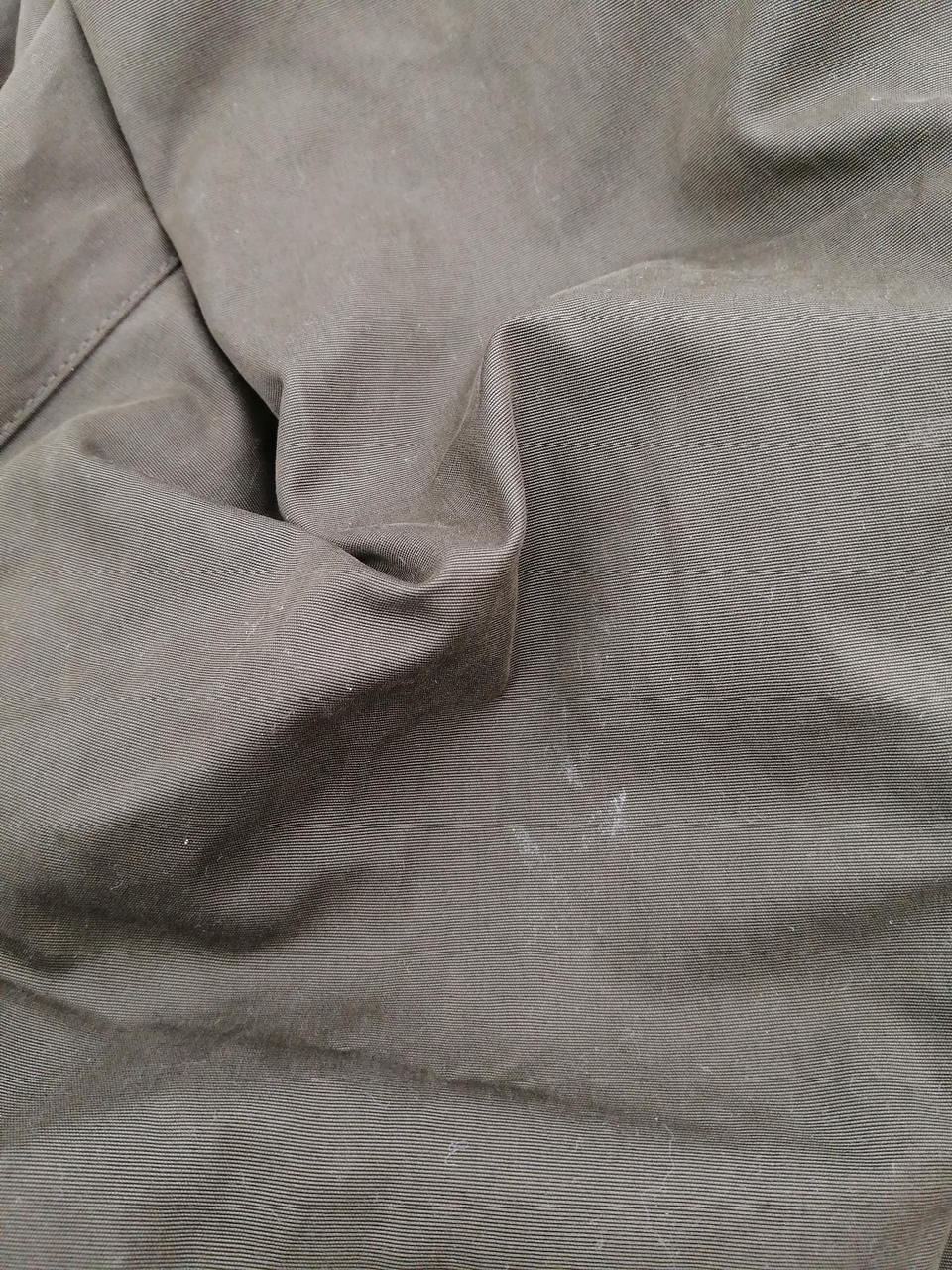 袖口に汚れあり