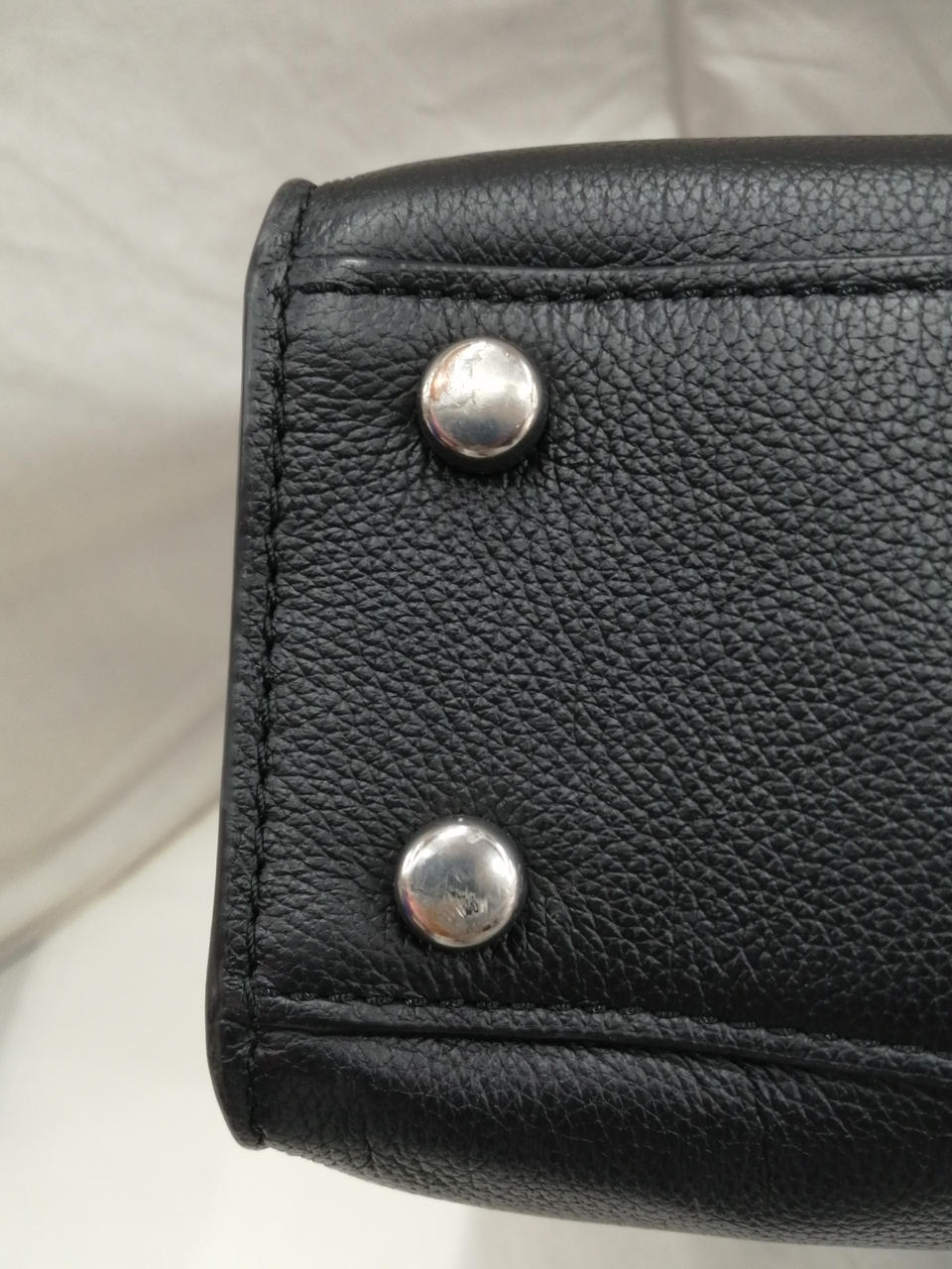 底のボタンに傷あり