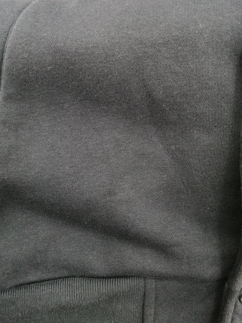 画像の中央に小さなシミがございます
