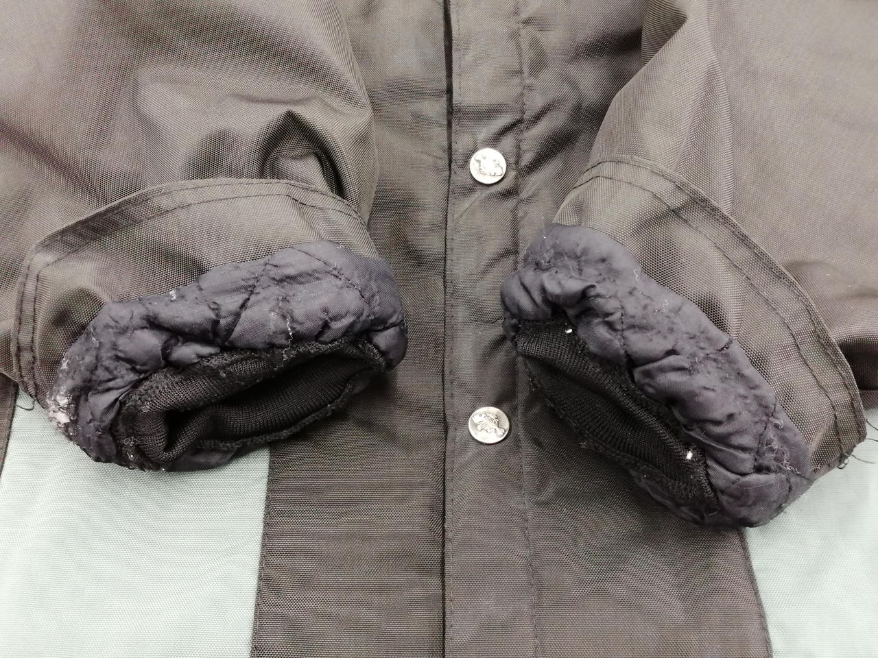 袖口内側ほつれ、破れあり