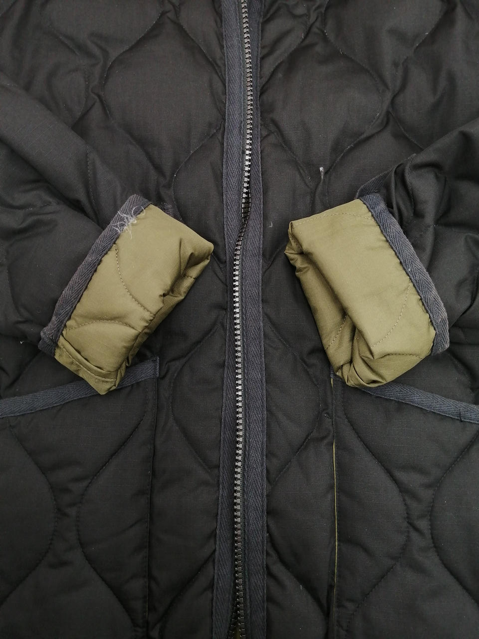 袖口に汚れと綿抜け有り