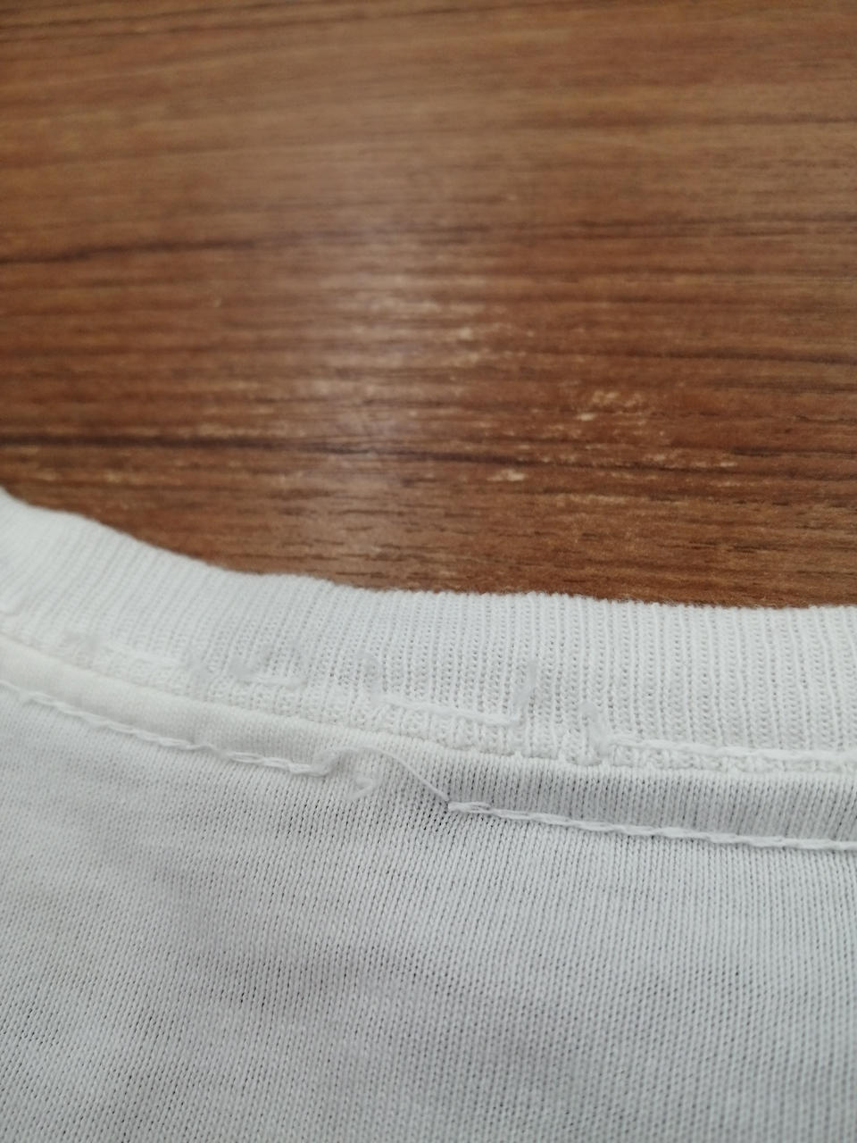 首周りのホツレがございます。
