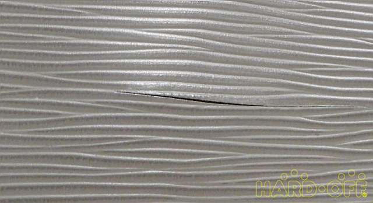 フロントに3㎝程のカッターキズがございま