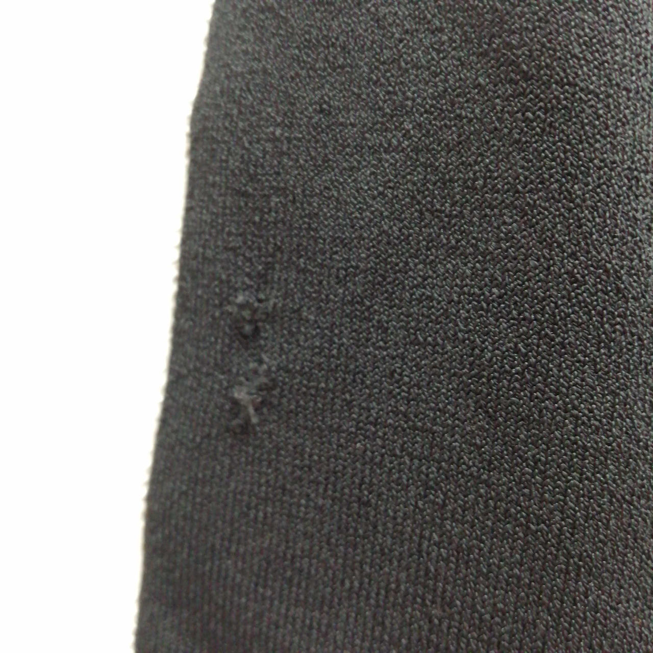 右腕に補修跡が4箇所ございます。