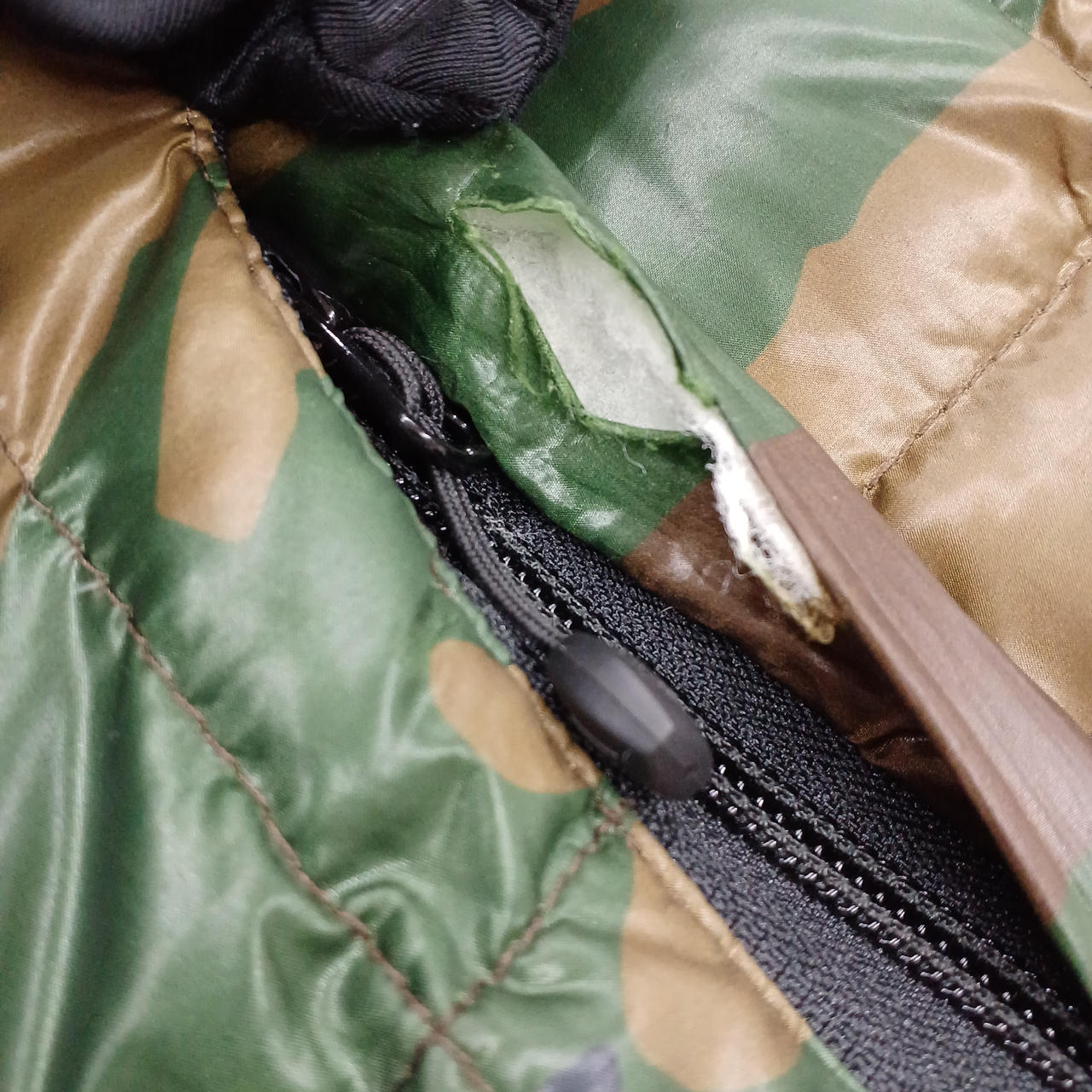 右ポケット破れあり。