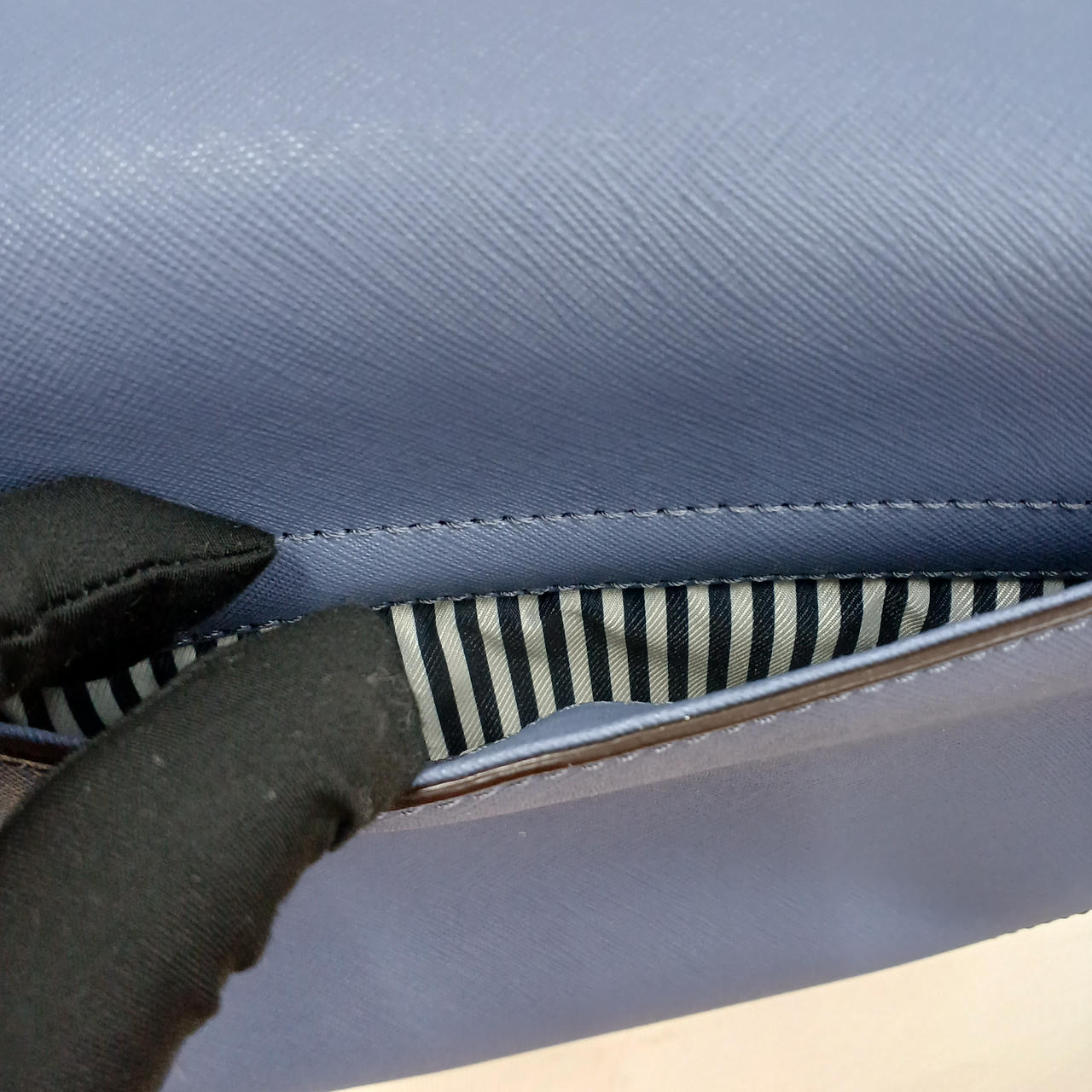 背面にポケットあり