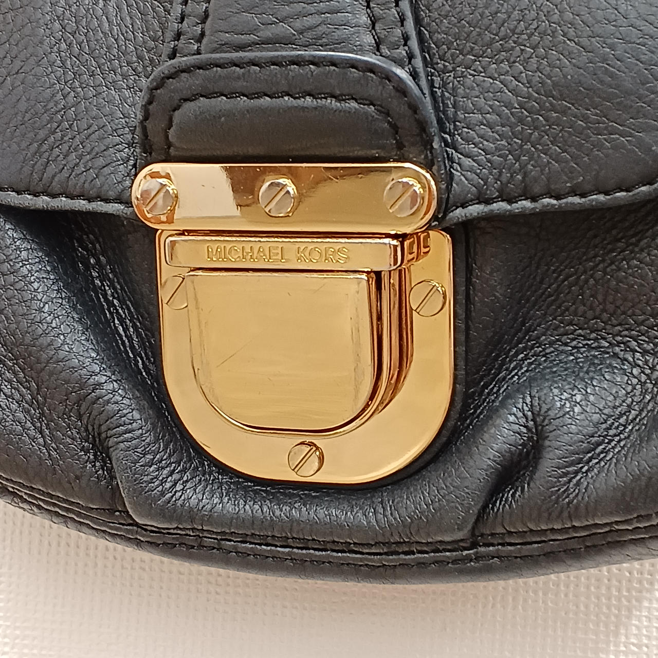 金具部分、キズあり