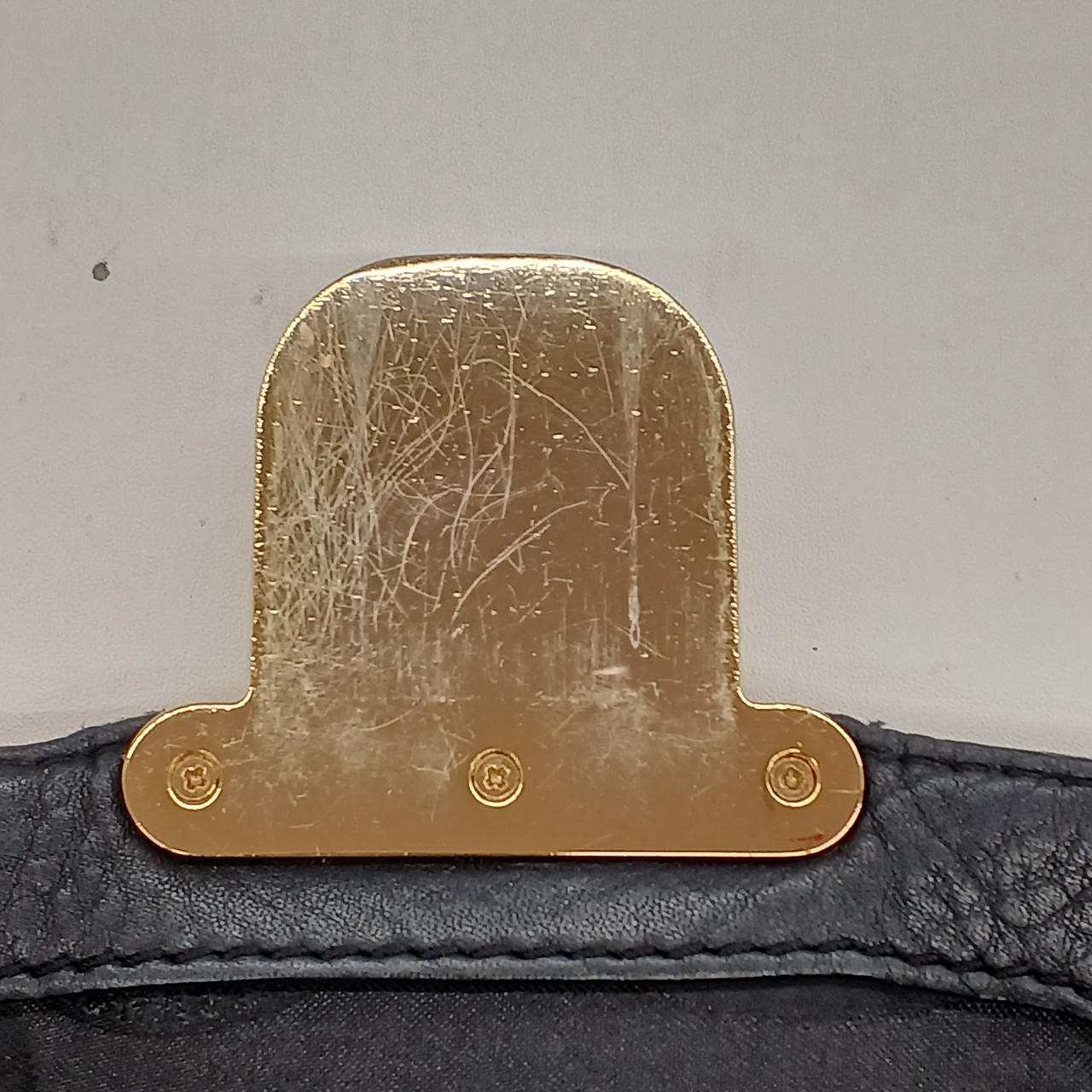 金具部分、キズあり