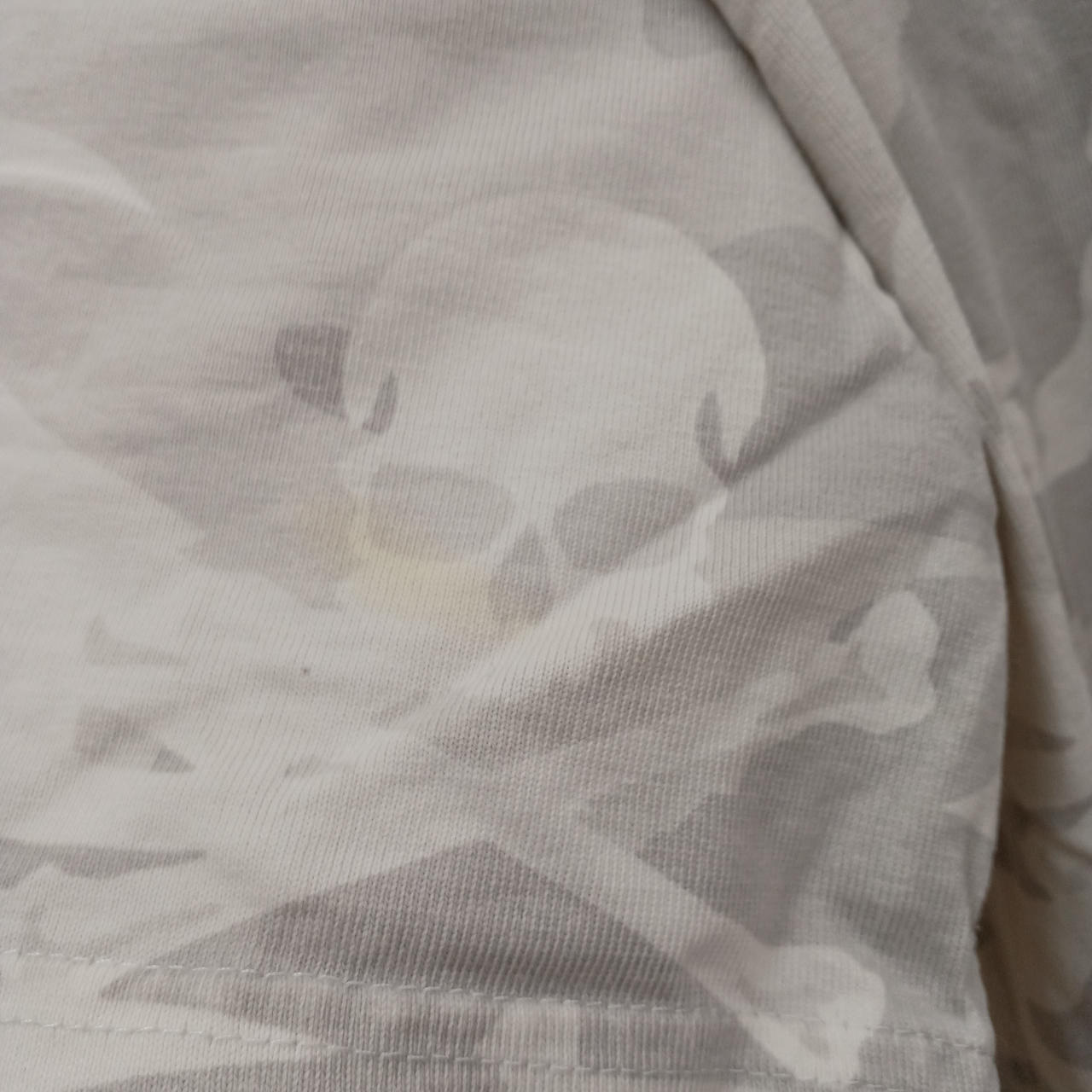 右袖にシミあり