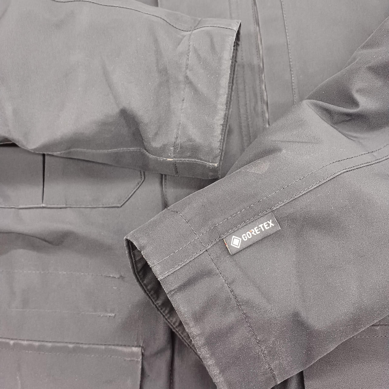 袖口スレ、汚れがございます。