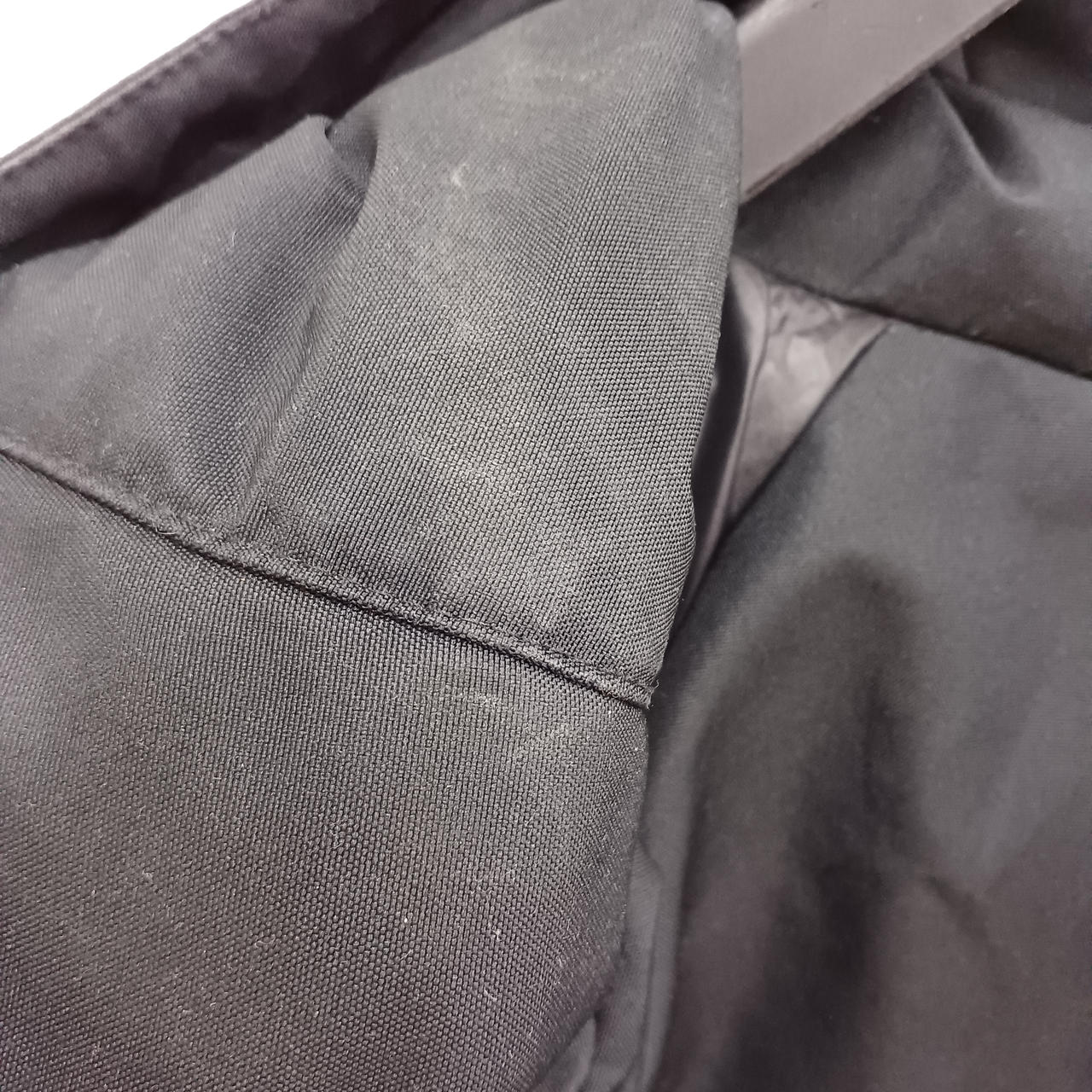 襟元汚れがございます。