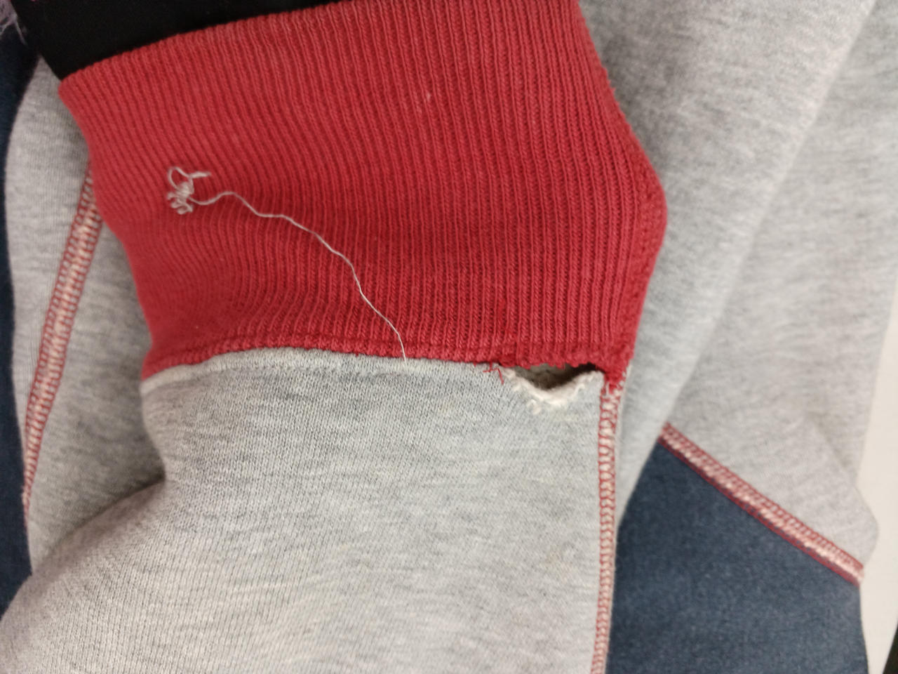 袖リブ破れあり