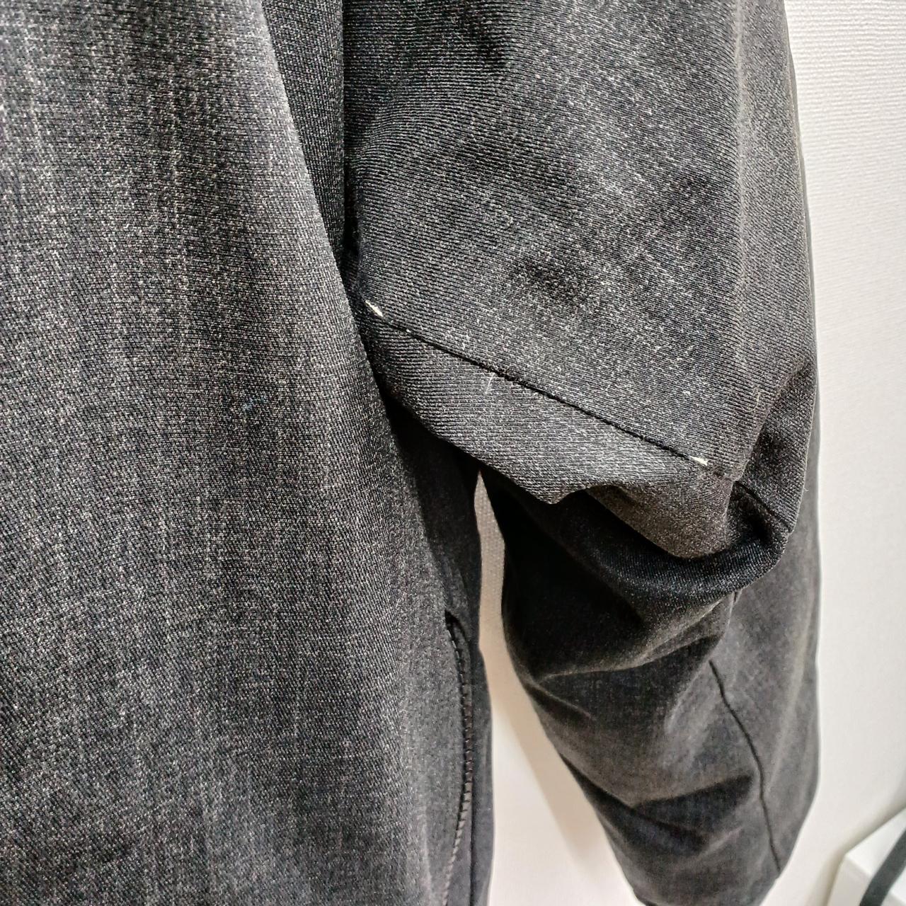 右袖破れがあります。