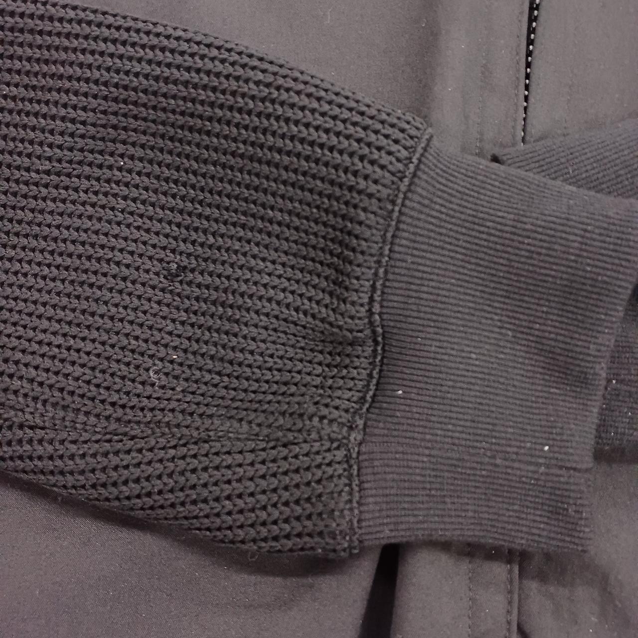 右袖にほつれあり