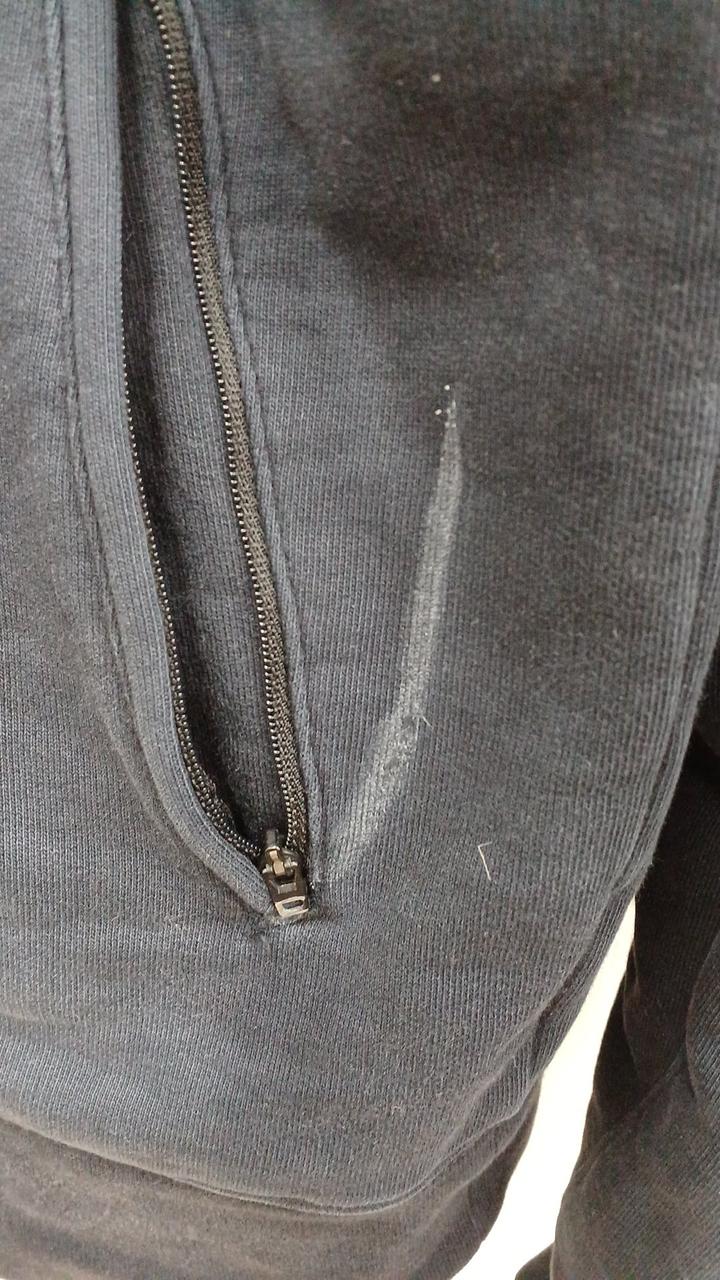 左側ポケット付近にお汚れございます。