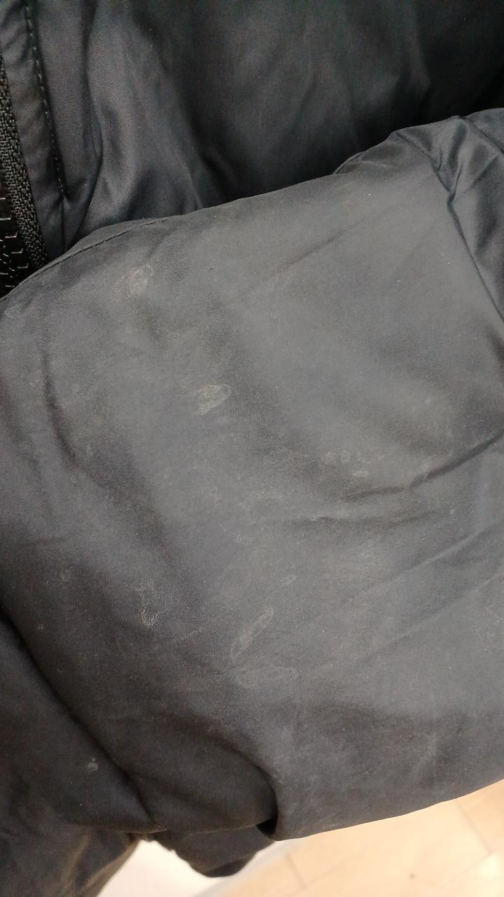 裏面、左袖部にお汚れございます。