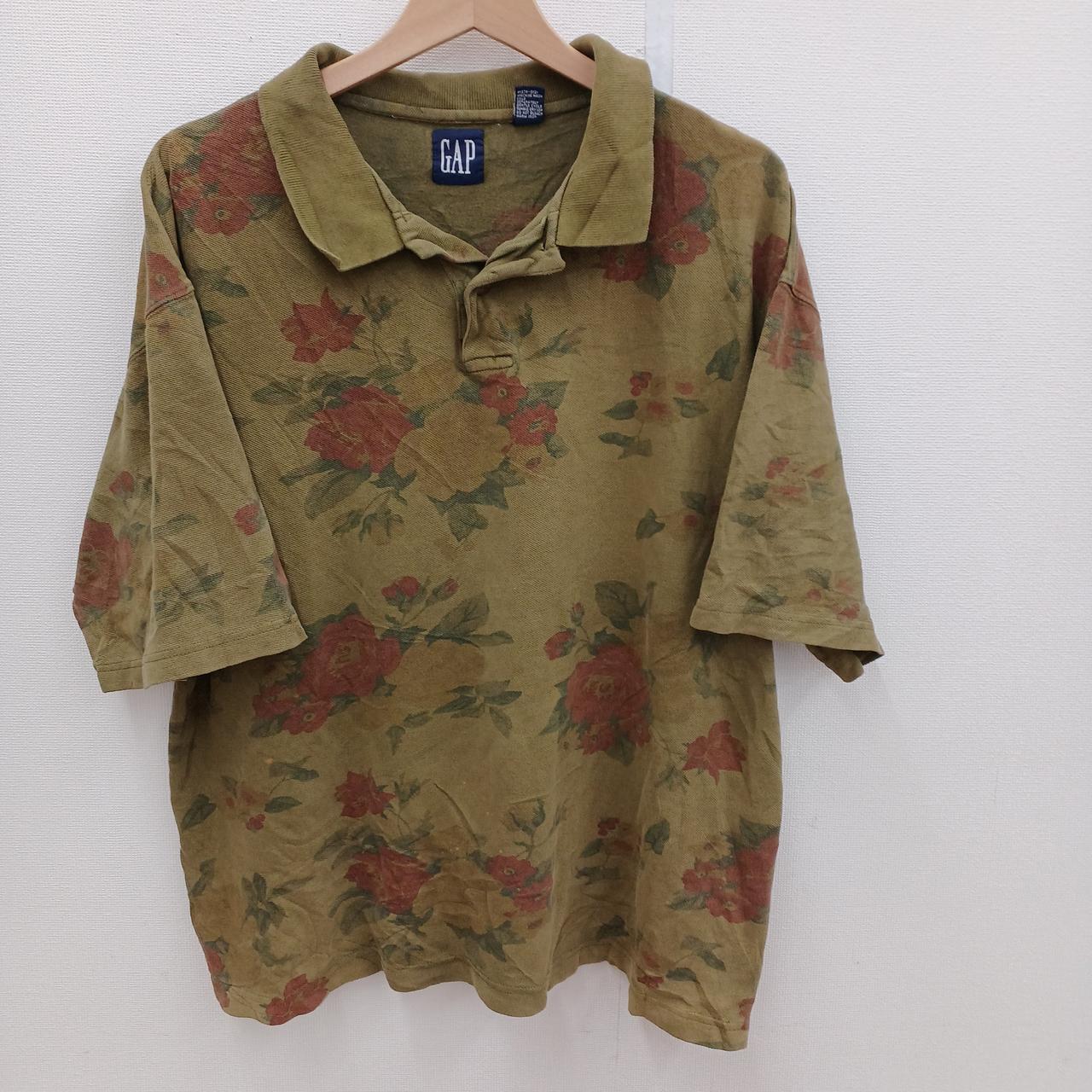 全体的にシワ使用感あり。一つ目ボタン無し