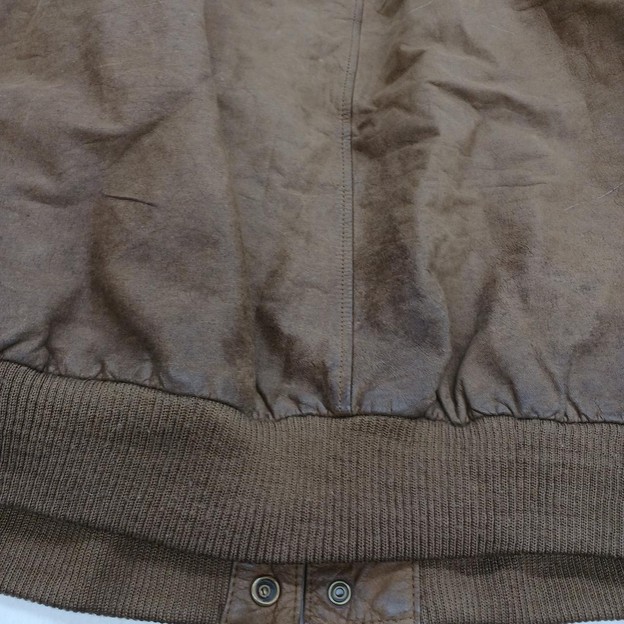 裾の辺りに変色あり