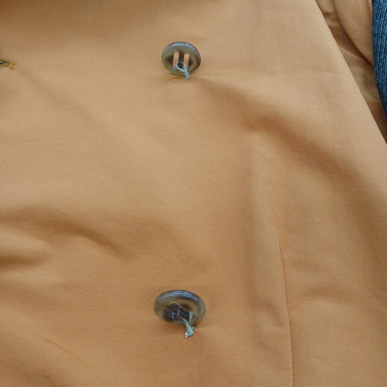 ボタン留めが甘い箇所あり