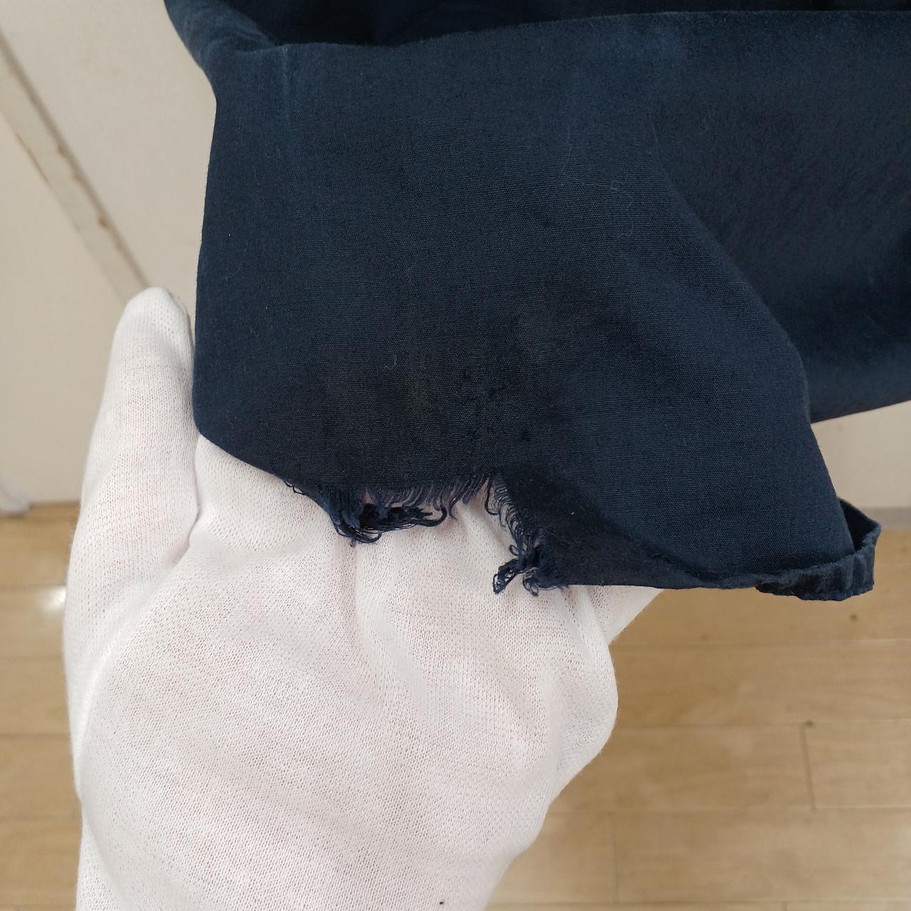 後ろ左下に破れがございます。