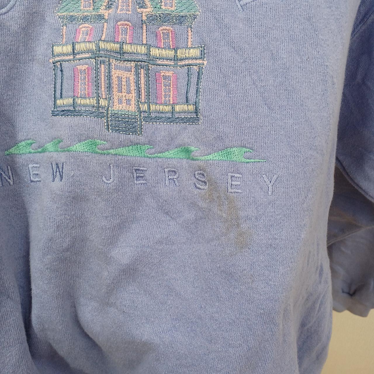 表面刺繍部分に汚れがございます。