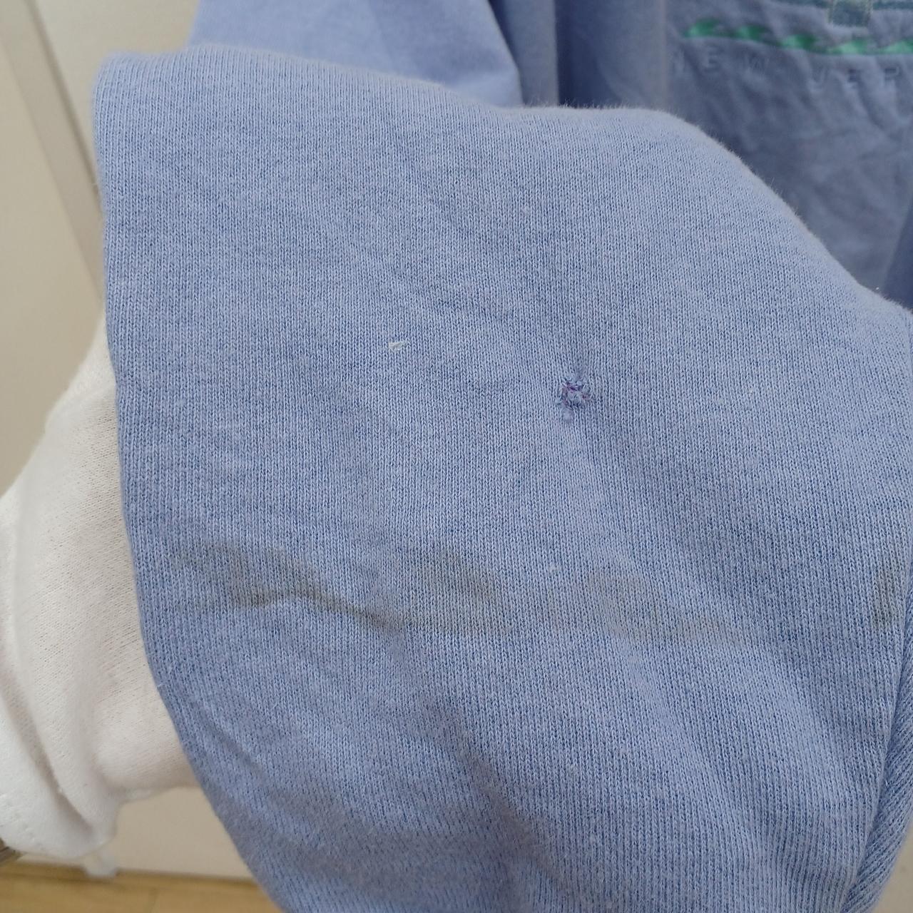 右袖部分に汚れ、穴修復跡がございます。