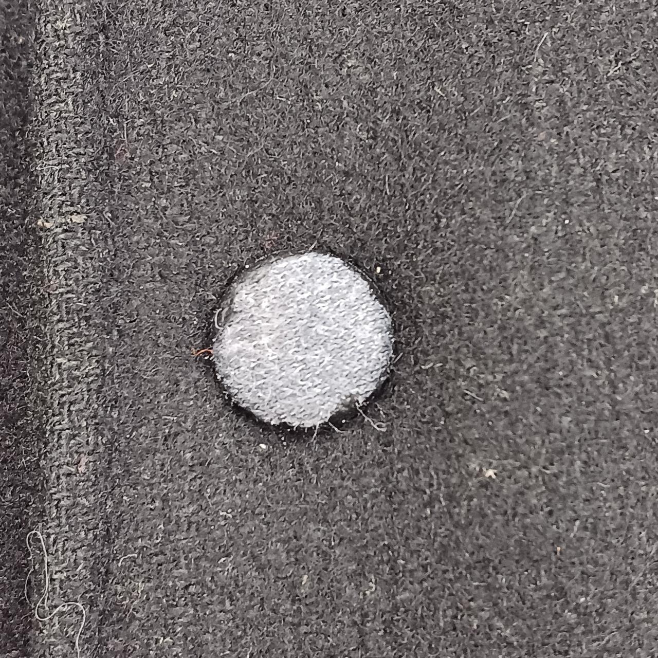 ボタン部分に剥がれございます。