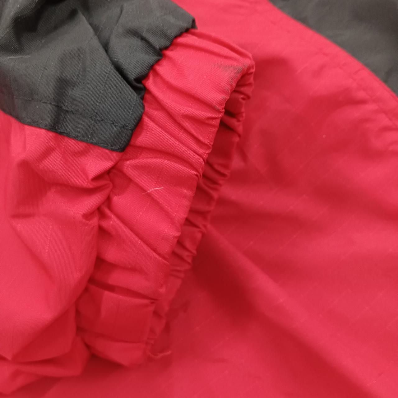 左袖に汚れ、ほつれあり